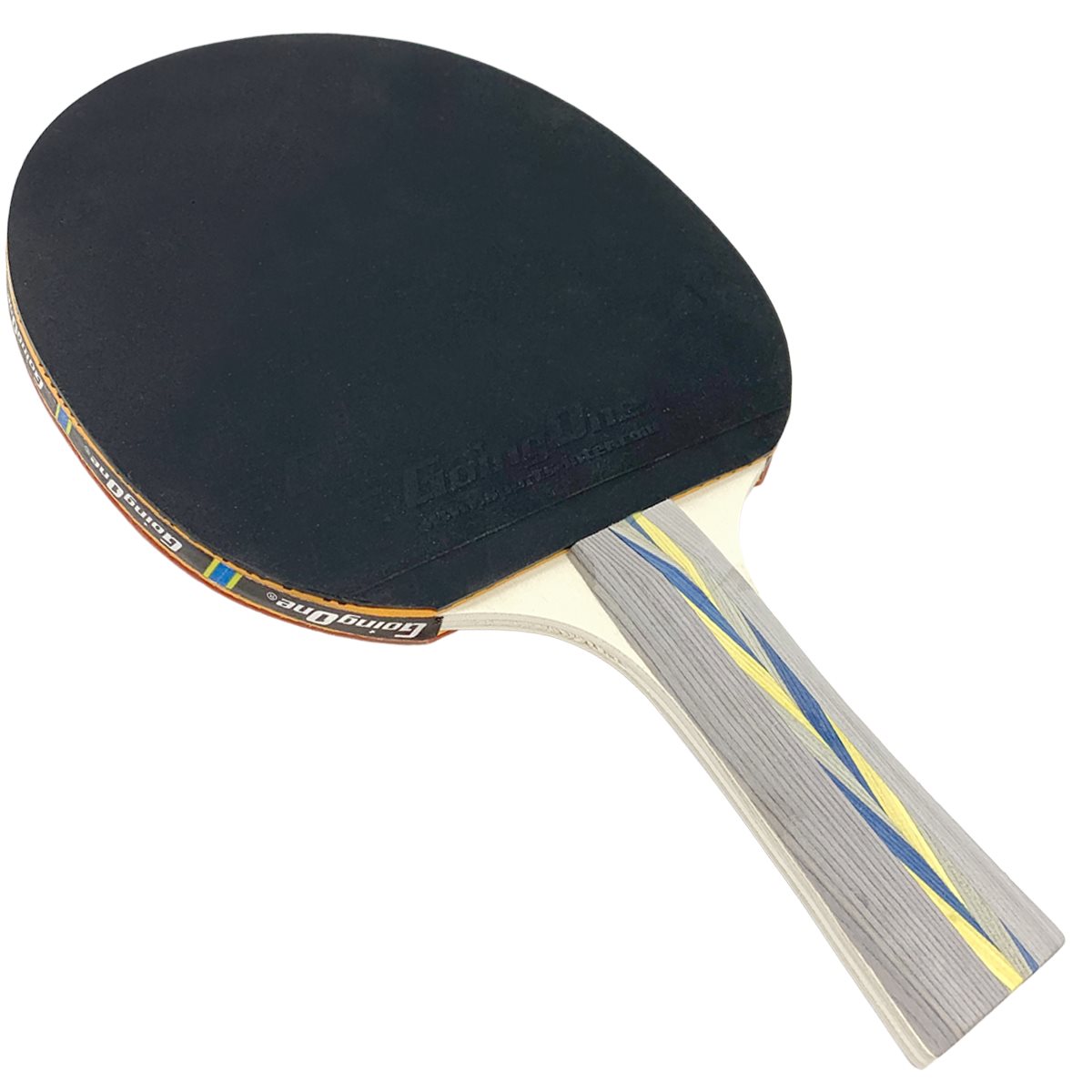 Batte de tennis de table rouge avec boule blanche isolée sur fond rose