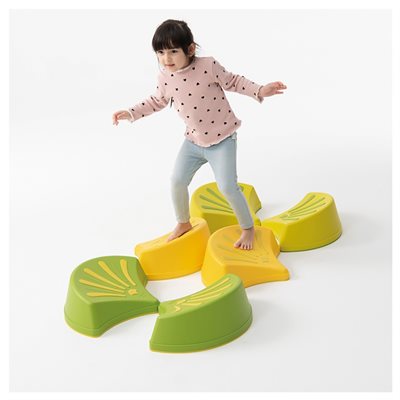 6 pierres inclinées en forme de pétale de fleur 