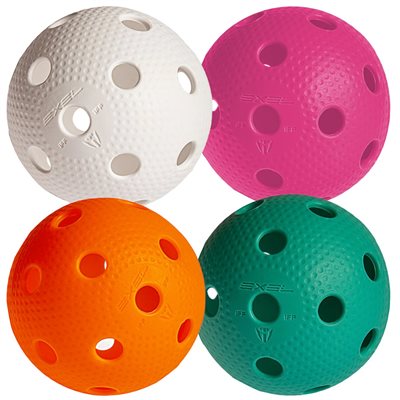 Balle de hockey en gymnase, couleurs variées